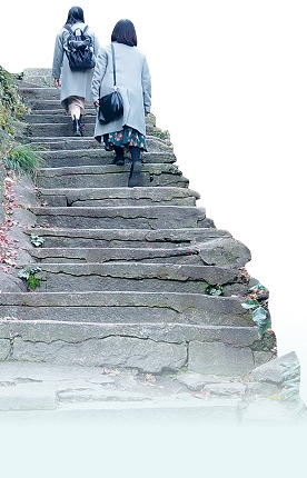 坂道を登っている写真